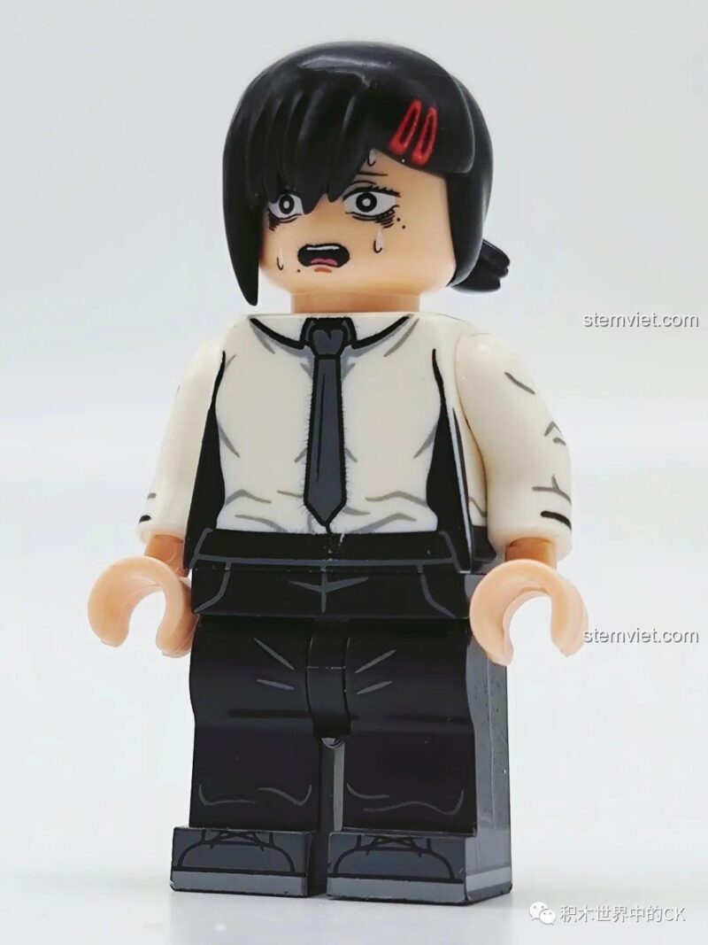 Mặt sau của minifigure KORUIT XP-515 Makima, cho thấy chi tiết in và kiểu tóc bện. Đồ chơi mô hình Quỷ Chi Phối Makima.