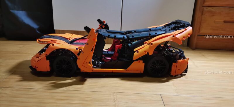 Mô hình Koenigsegg Regera LE-J905 với cửa mở