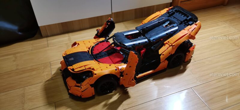 Mô hình Koenigsegg Regera LE-J905 với cửa và mui mở