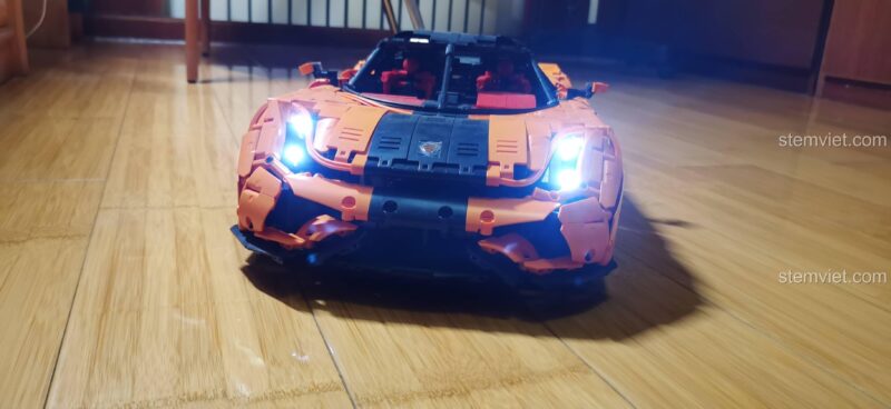 Mô hình Koenigsegg Regera LE-J905 với đèn pha bật sáng