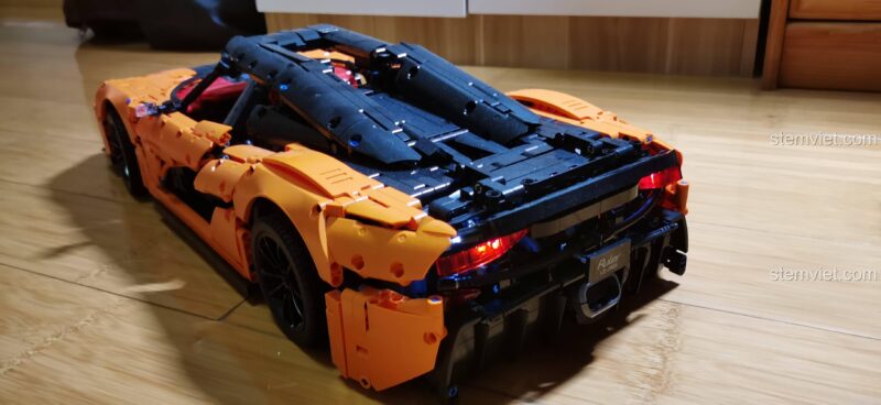 Mô hình Koenigsegg Regera LE-J905 từ phía sau