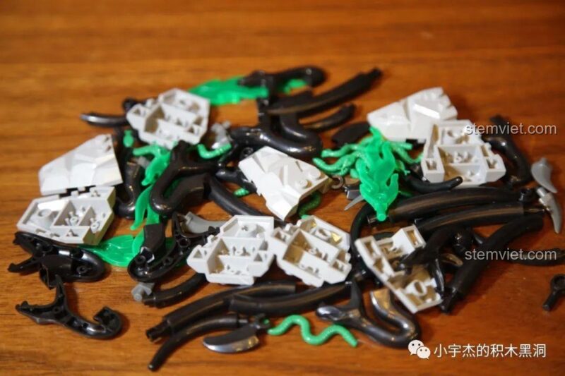 Túi đựng minifigures và các chi tiết nhỏ trong bộ lắp ghép Xà Trận Leier.