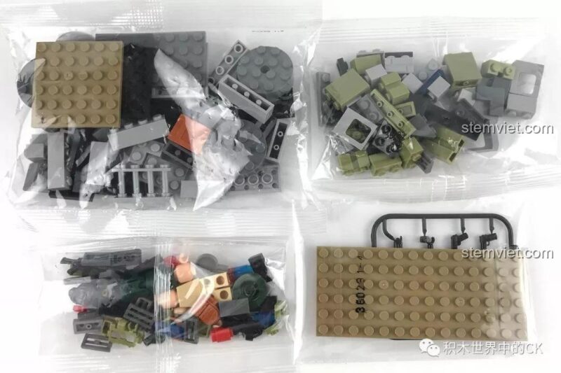 Các túi mảnh ghép và phụ kiện bên trong hộp LELE 36029-1, sẵn sàng để lắp ráp Căn cứ PUBG.