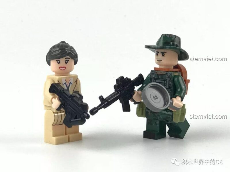 Hai minifigures nam và nữ của bộ LELE 36029-1 sẵn sàng chiến đấu với vũ khí trên tay.