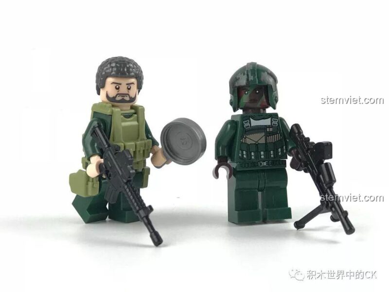 Hai minifigures lính nam của bộ LELE 36029-2 với vũ khí và chảo, sẵn sàng cho trận chiến sinh tồn.