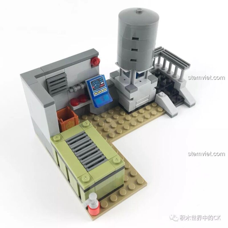 Một góc nhìn khác của mô hình căn cứ 36029-1, thể hiện chi tiết kiến trúc và các vật thể.