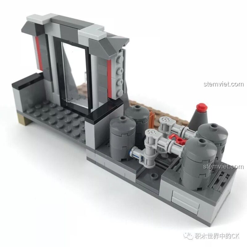 Góc nhìn khác của sa bàn trạm kiểm soát với các chi tiết đường ống và thùng chứa.