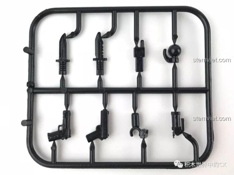 Vỉ vũ khí và phụ kiện đi kèm trong bộ LELE 36029, bao gồm dao, súng lục, bộ đàm.