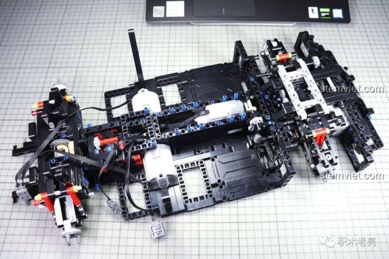 Chi tiết dây điện và các bộ phận cơ khí của bộ lắp ráp Lezhuang LZ2101 Lamborghini Aventador SVJ Roadster, thể hiện tính năng điều khiển từ xa, đồ chơi xây dựng cho con trai 14 tuổi.