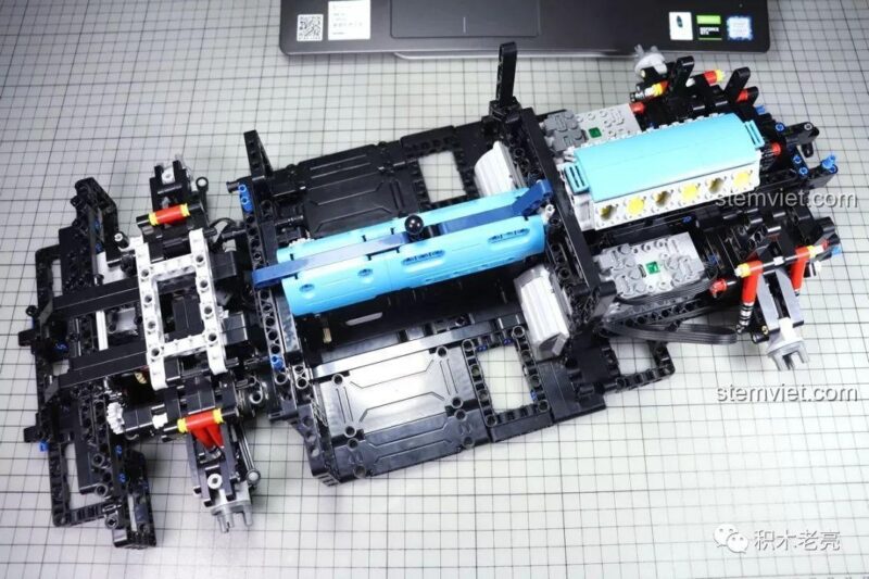 Chi tiết động cơ và các bộ phận truyền động của bộ lắp ráp Lamborghini Aventador SVJ Roadster Lezhuang LZ2101, thể hiện sự phức tạp và chân thực, đồ chơi mô hình cho con trai 14 tuổi.