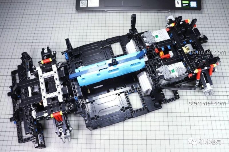 Cấu trúc động cơ và hộp số 2 cấp của đồ chơi mô hình Lezhuang LZ2101 Lamborghini Aventador SVJ Roadster, mang đến trải nghiệm kỹ thuật sâu sắc cho con trai 14 tuổi.