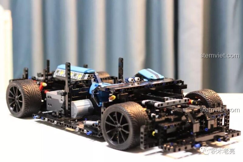 Góc nhìn chi tiết khung gầm của mô hình Lamborghini Aventador SVJ Roadster Lezhuang LZ2101, với các chi tiết kỹ thuật phức tạp, bộ lắp ráp cao cấp cho con trai 14 tuổi.