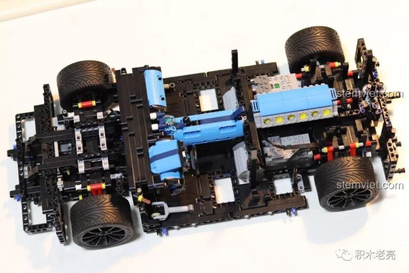 Khung gầm chắc chắn của bộ lắp ráp Lamborghini Aventador SVJ Roadster Lezhuang LZ2101, thể hiện cấu trúc kỹ thuật phức tạp, đồ chơi mô hình lý tưởng cho con trai 14 tuổi.