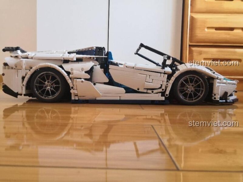 Mô hình Lamborghini Aventador SVJ Roadster Lezhuang LZ2101 tỉ lệ 1:8, thể hiện đường nét khí động học tinh xảo, đồ chơi xây dựng cao cấp cho con trai 14 tuổi.