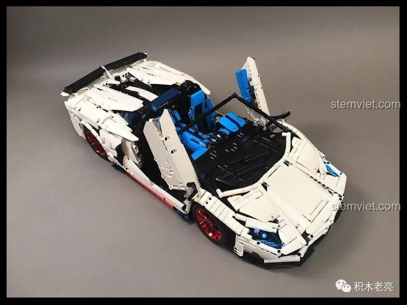 Siêu xe Lamborghini Aventador SVJ Roadster Lezhuang LZ2101 với cửa cánh chim độc đáo, bộ lắp ráp 3700 chi tiết mang đến trải nghiệm lắp ráp chi tiết cao cho con trai 14 tuổi.