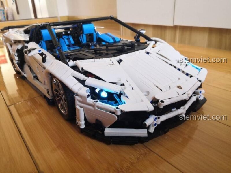 Đồ chơi mô hình Lezhuang LZ2101 Lamborghini Aventador SVJ Roadster với thiết kế góc cạnh, đèn LED nổi bật, phù hợp cho con trai 14 tuổi yêu thích siêu xe lắp ráp chất lượng cao.