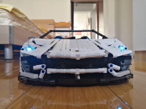 Bộ lắp ráp Lamborghini Aventador SVJ Roadster Lezhuang LZ2101 với đèn LED sáng rực, siêu xe thể thao dành cho con trai 14 tuổi trở lên, mang đến trải nghiệm lắp ráp tốc độ đỉnh cao.