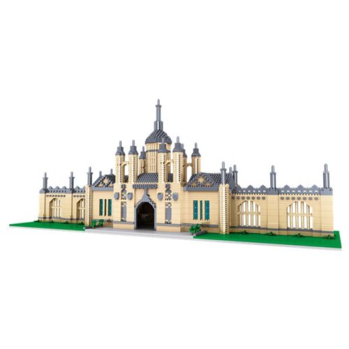Mô hình lắp ráp Lezi LZ8030 Đại học Cambridge hoàn thiện trên nền trắng, một bộ xếp hình kiến trúc chi tiết dành cho con trai 14 tuổi.