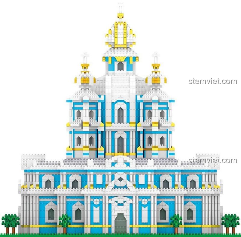 Mặt trước của đồ chơi xây dựng Nhà thờ Smolny Lezi 8042, khoe trọn vẹn các chi tiết kiến trúc Baroque đối xứng và màu sắc xanh-trắng-vàng đặc trưng.