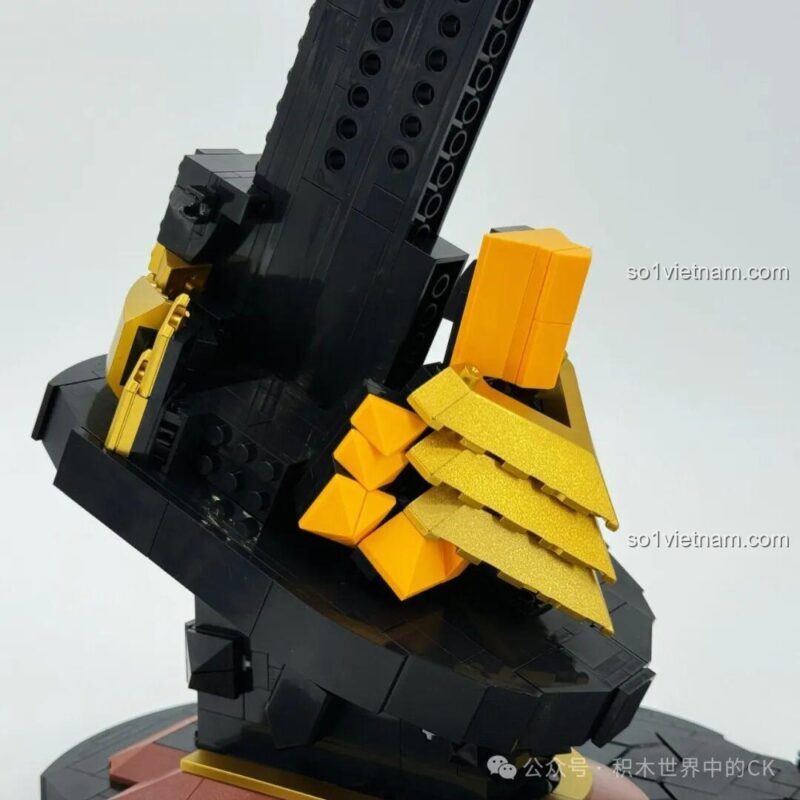 mô hình Đầu Rồng Vàng LiNoos LN1011 đặt cạnh minifigure để so sánh kích thước, Đầu Rồng Vàng Huyền Thoại LiNoos cho con trai 14 tuổi, hợp túi tiền