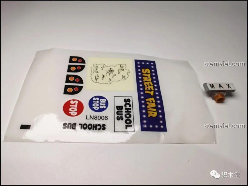 Sách hướng dẫn lắp ráp chi tiết của bộ lắp ráp LiNooS LN8006 Snoopy Hội Chợ Đường Phố và Xe Buýt Trường Học, giúp bé dễ dàng hoàn thành mô hình