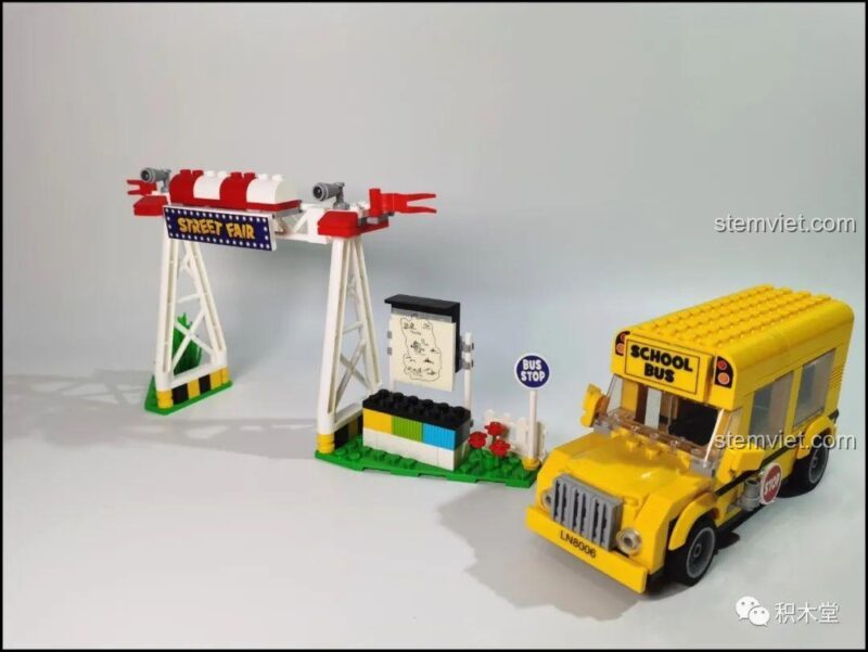 Toàn cảnh phía trước bộ lắp ghép LiNooS LN8006 Snoopy Hội Chợ Đường Phố và Xe Buýt Trường Học đã hoàn thành, với cổng hội chợ và xe buýt