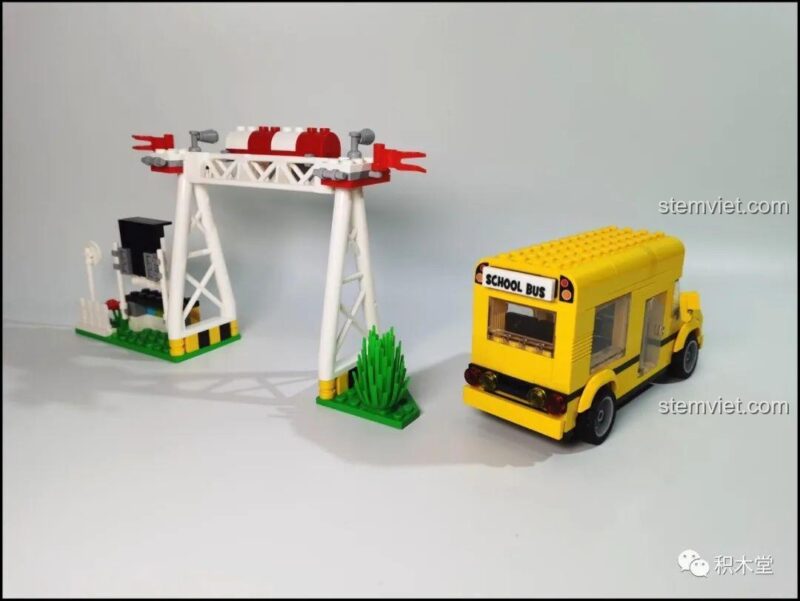 Toàn cảnh phía sau bộ lắp ghép LiNooS LN8006 Snoopy Hội Chợ Đường Phố và Xe Buýt Trường Học, cho thấy chi tiết đèn hậu và biển báo dừng