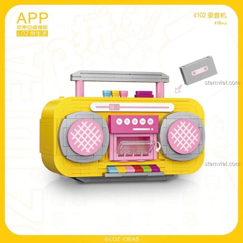 Mô hình Đài Cassette 4102 màu vàng với băng cassette đi kèm, đồ chơi xếp hình hoài cổ.