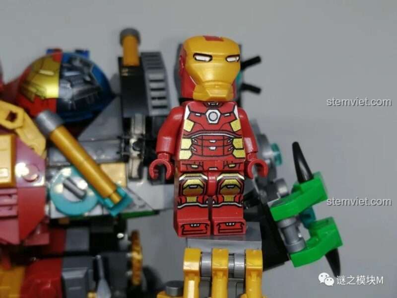 Minifigure Iron Man đi kèm trong bộ lắp ráp LW 2081, có in chi tiết ở mặt trước.