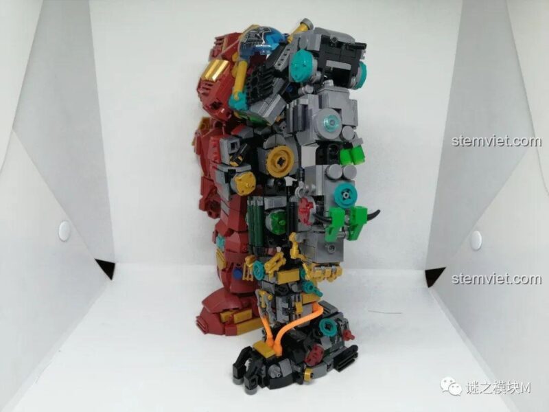 Ảnh review mô hình Hulkbuster LW 2081 sau khi lắp ráp hoàn chỉnh, nhìn từ phía sau.