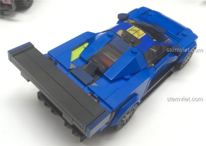 Góc nhìn từ trên cao của bộ lắp ráp Xe đua Chevrolet Corvette C8.R LW. Màu xanh dương nổi bật.
