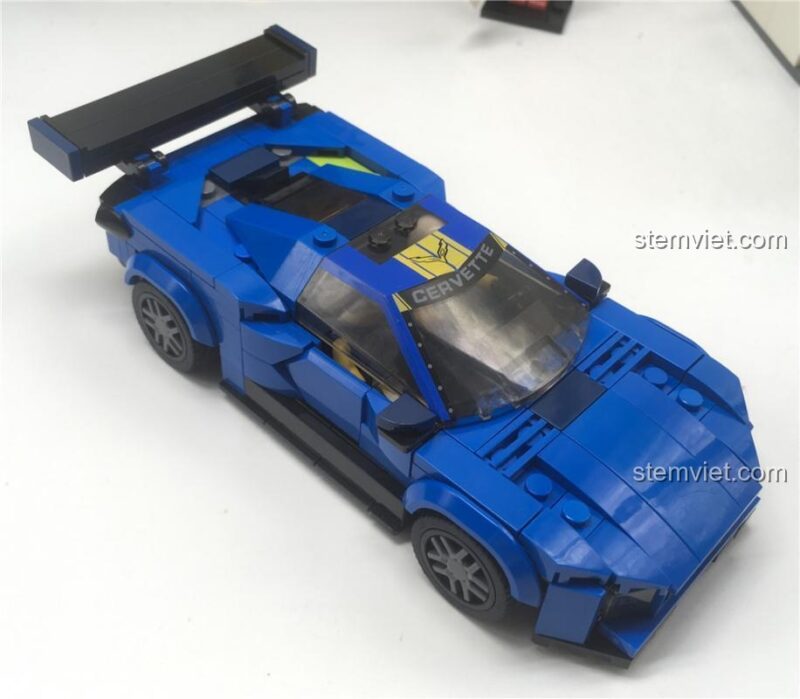 Xe đua Chevrolet Corvette C8.R LW 5009 nhìn từ trên xuống. Đồ chơi thông minh cho trẻ 6 tuổi.