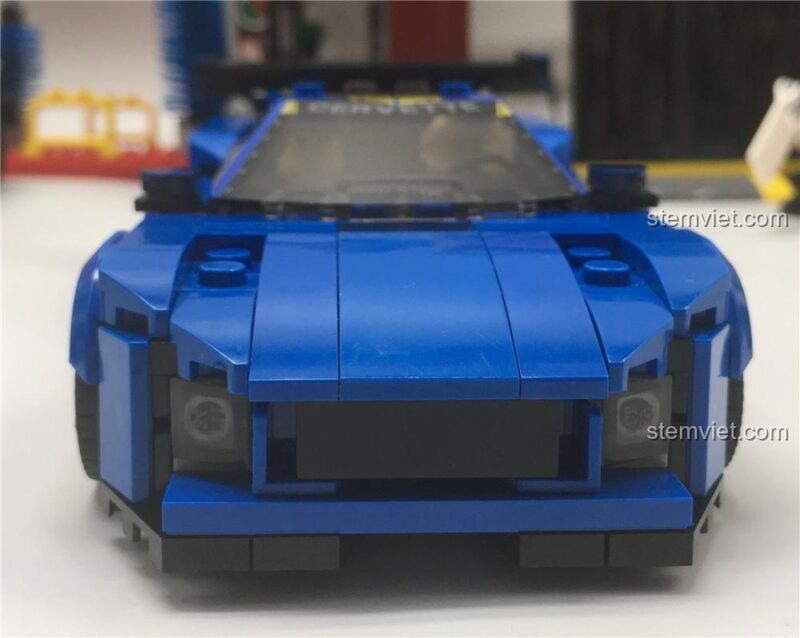 Phần đầu xe của Siêu xe Chevrolet Corvette 5009. Thiết kế hầm hố, mạnh mẽ.