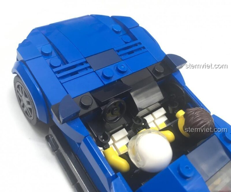 Nội thất bên trong của bộ lắp ráp Xe thể thao Corvette C8.R LW. Có thể đặt minifigure vào.