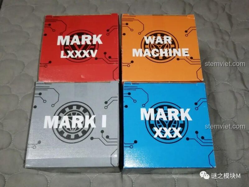 Mặt trên hộp bộ xếp hình LY 76063 với tên các mô hình Iron Man Mark LXXXV, War Machine, Mark I, Mark XXX, đồ chơi lắp ghép cho bé trai 6 tuổi.