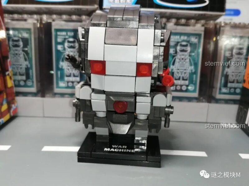 Mô hình Iron Man Mark I đã dán sticker, nhìn từ phía trước, từ bộ lắp ghép Người Sắt Q-Version 76063A, đồ chơi mô hình cho bé trai 6 tuổi.