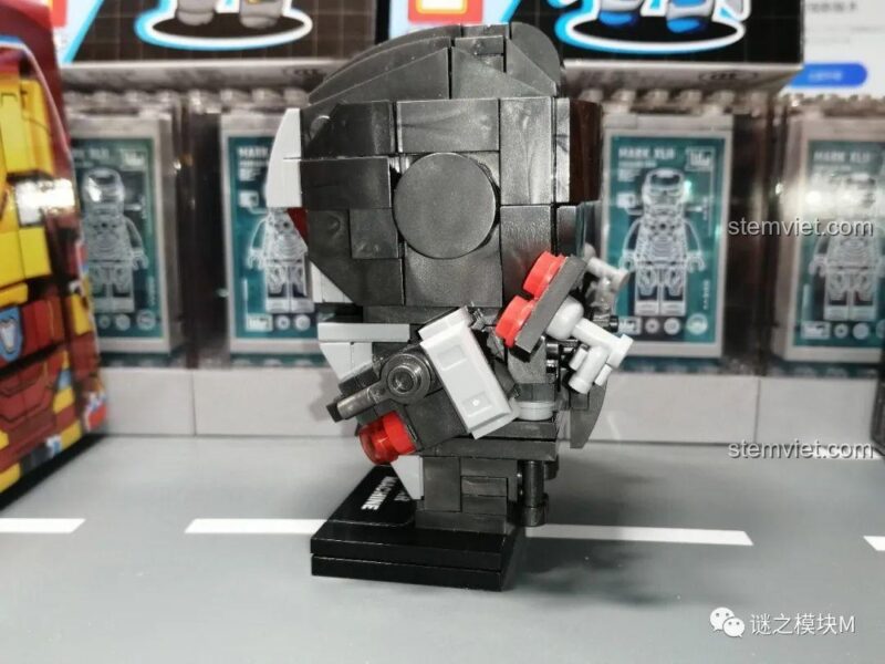 Mô hình Iron Man Mark I đã dán sticker, nhìn từ phía bên, từ bộ đồ chơi mô hình Iron Man 76063B, đồ chơi lắp ghép cho bé trai 6 tuổi.