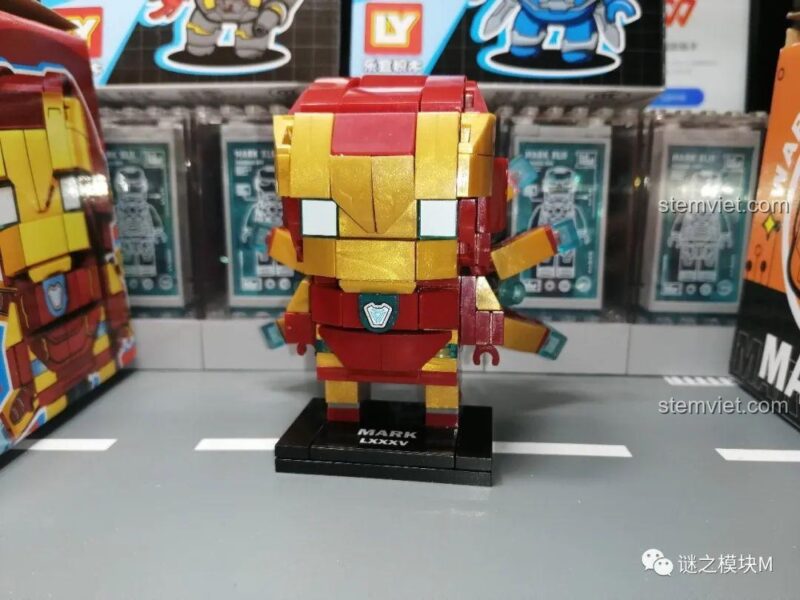 Mô hình Iron Man Mark XXX nhìn từ phía bên, từ Iron Man Mark I đồ chơi xây dựng, đồ chơi lắp ghép cho bé trai 6 tuổi.
