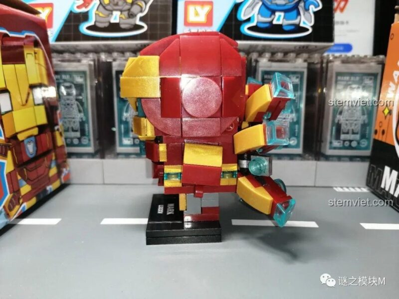 Mô hình Iron Man Mark XXX nhìn từ phía sau, từ War Machine bộ đồ chơi, đồ chơi mô hình cho bé trai 6 tuổi.