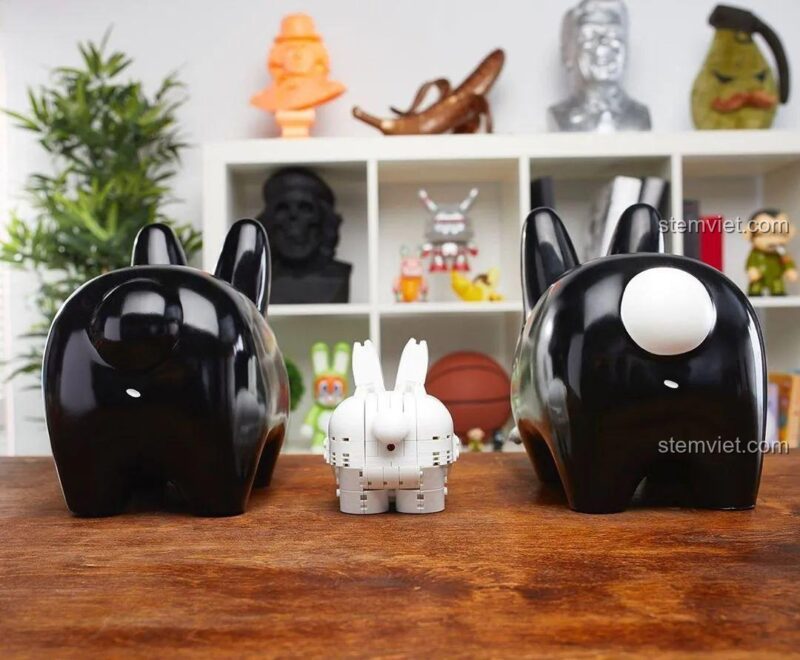 So sánh kích thước bộ lắp ghép Labbit của Frank Kozik KOZIK với các phiên bản art toy khác.
