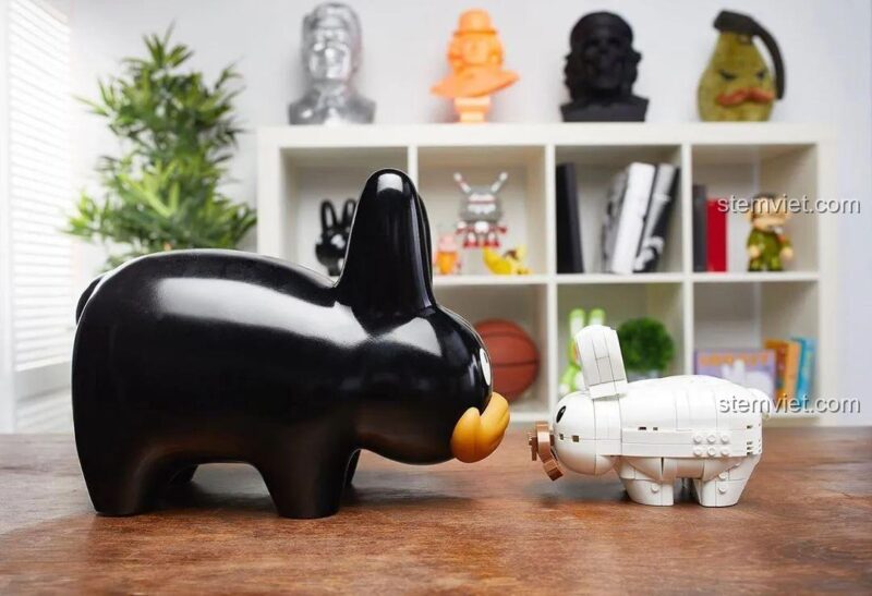 Mega Bloks MATTEL-LABBIT-KOZIK Thỏ ria mép, một món đồ chơi sưu tầm độc đáo cho người từ 16 tuổi.