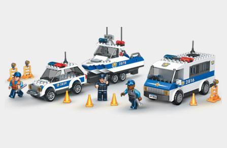 Bộ lắp ghép Mega Bloks 2441 Truy Đuổi Cảnh Sát với 391 mảnh ghép, bao gồm xe cảnh sát, thuyền cảnh sát và xe buýt cảnh sát, phù hợp cho bé trai 6 tuổi, giá tốt.