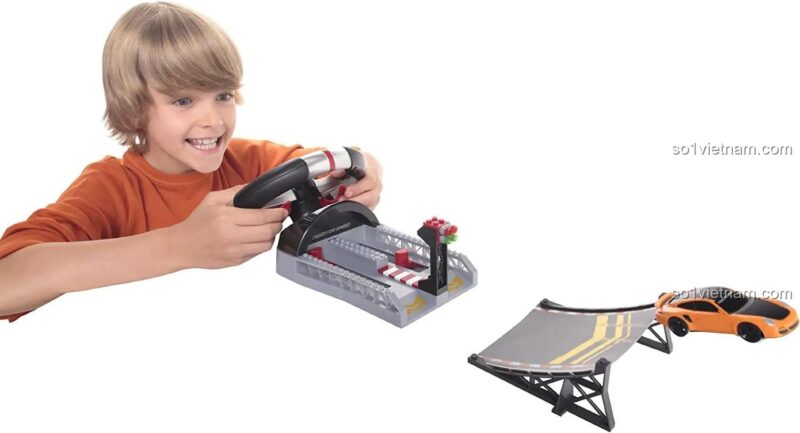 Bé trai chơi bộ đồ chơi xe Porsche 911 Turbo Tay Lái Phóng Mega Bloks 95716