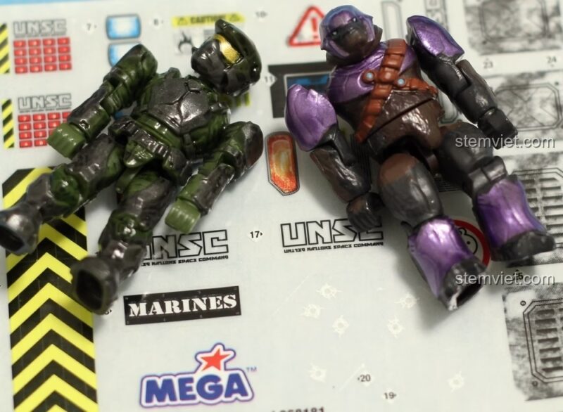 Minifigures UNSC Marine và Covenant Brute từ bộ Mega Bloks 96818, cùng decal dán