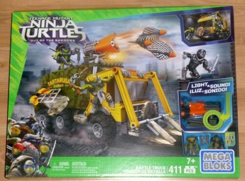 Hộp bộ đồ chơi Xe Tải Chiến Đấu Ninja Rùa Mega Bloks DPF82, hiển thị xe tải màu xanh lá và vàng với tính năng đèn LED và âm thanh, phù hợp cho bé trai 7 tuổi, mang đến trải nghiệm lắp ráp hành động bùng nổ.