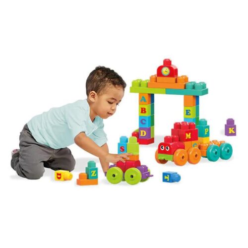 Bé trai 1 tuổi đang chơi bộ đồ chơi Mega Bloks DXH35 Đại Tàu Chở Chữ Cái, với các khối chữ cái và toa tàu nhiều màu sắc