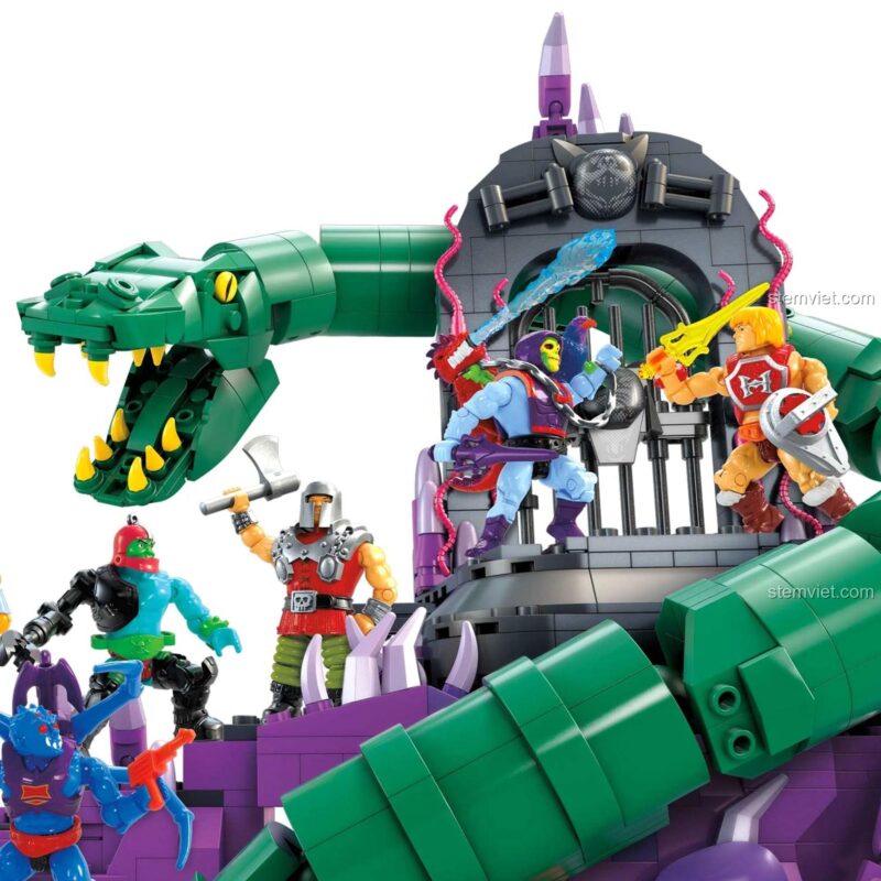 Bộ xếp hình Masters of the Universe Snake Mountain với các minifigure đang chiến đấu ở lối vào.