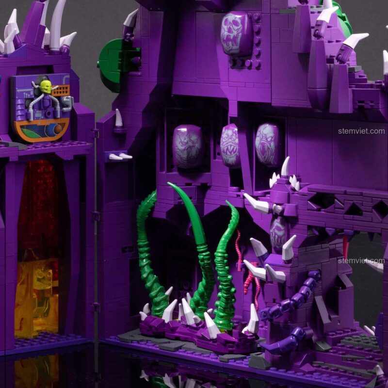Chi tiết bên trong của đồ chơi xây dựng Mega Bloks Núi Rắn với các xúc tu và trang trí hắc ám.