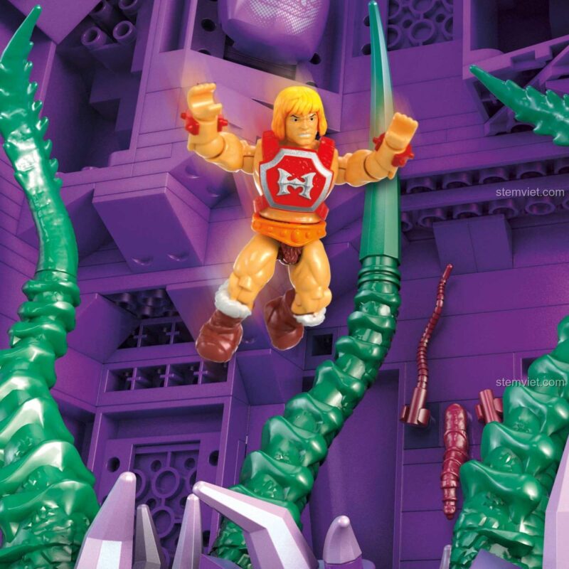 Minifigure He-Man trong bộ đồ chơi mô hình Núi Rắn HHD16 đang chiến đấu bên trong lâu đài.