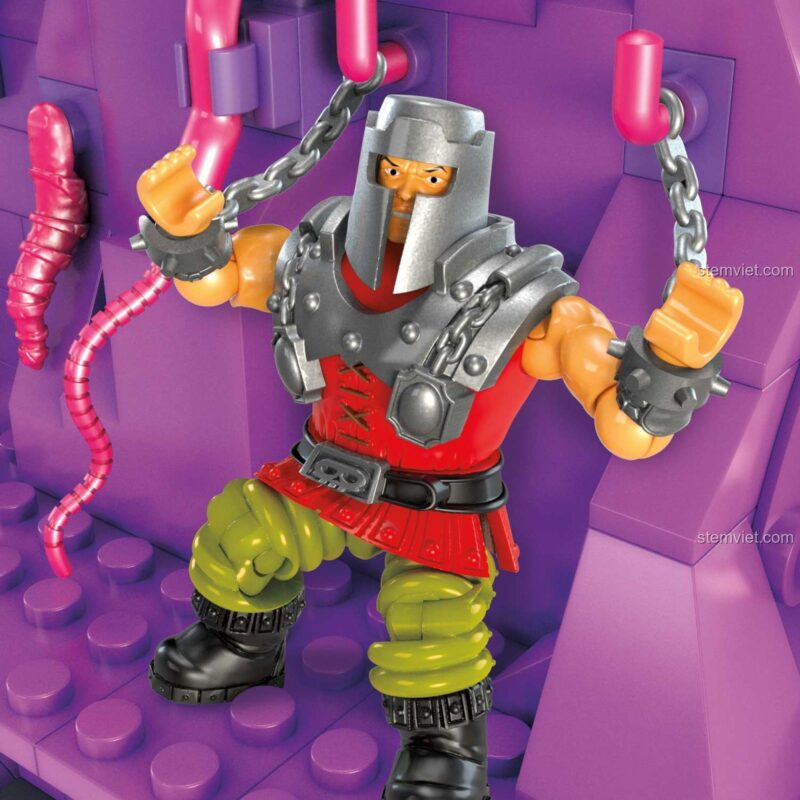 Minifigure Ram Man bị xiềng xích trong nhà tù của bộ xếp hình Mega Bloks HHD16.